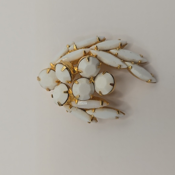 White Milk Glass Gold Tone Vintage Brooch - Picture 3 of 10
